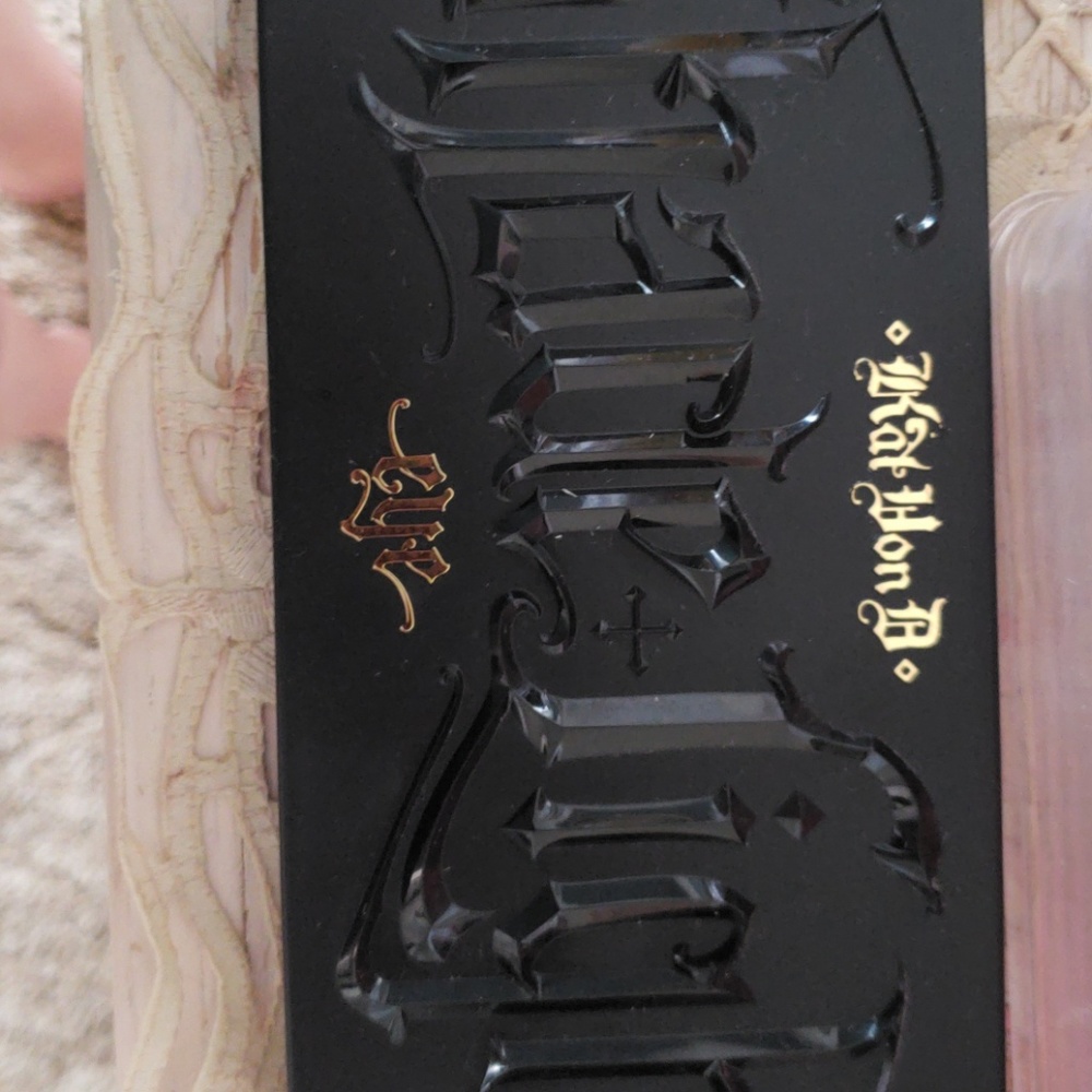 Kat Von D Shade and Light Eye